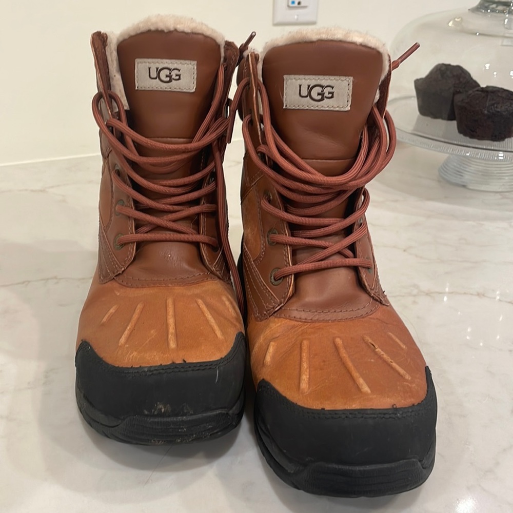 UGG winter boots men’s 9 rich brown leather, black rubber bottoms, fleece inside